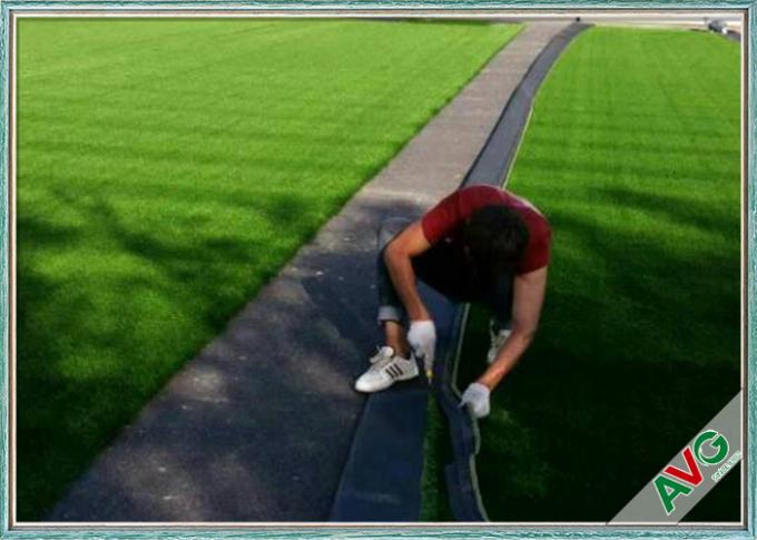 12 anni di erba artificiale 12000 Dtex di calcio resistente UV con i fori di drenaggio 0