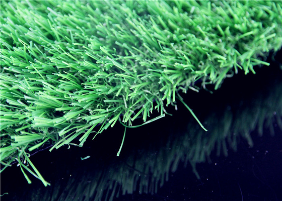 La CINA Materiale artificiale molle eccellente del PE pp di Dtex dell'erba 6800 giardino/del campo da giuoco fornitore