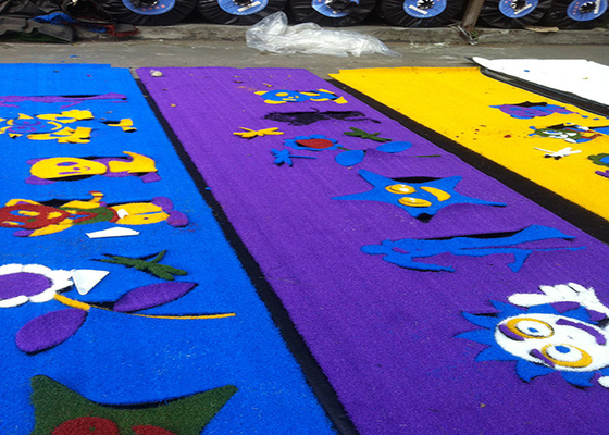 La CINA Erba tappeto artificiale 3000 DTEX del tappeto erboso sintetico Colourful del campo da giuoco della decorazione fornitore