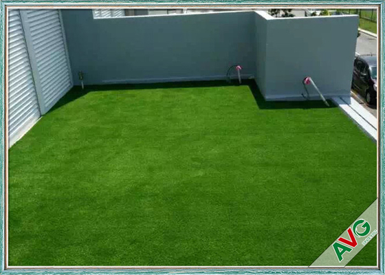 La CINA Tappeto erboso artificiale 9600 Dtex dell'erba del giardino del prato inglese sintetico ad alta densità del cortile fornitore