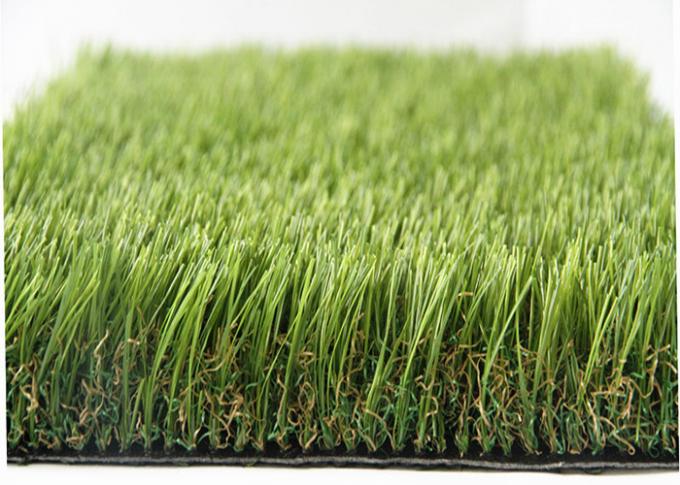 Orna il tipo e l'abbellimento del materiale del PE erba il tappeto erboso artificiale per la decorazione del giardino 0