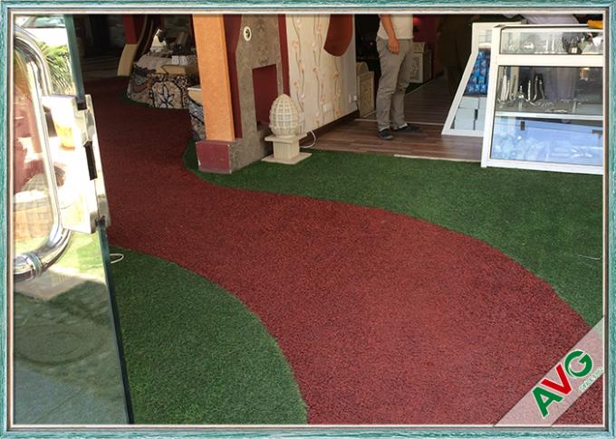 Lo speciale C modella il tappeto erboso falso della decorazione artificiale all'aperto delicatamente delicata dell'erba 0