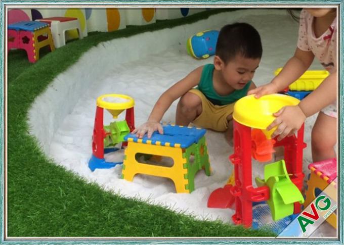 Verde mettente dell'erba artificiale all'aperto dell'interno per i bambini che giocano SGS/ESTO/CE 0