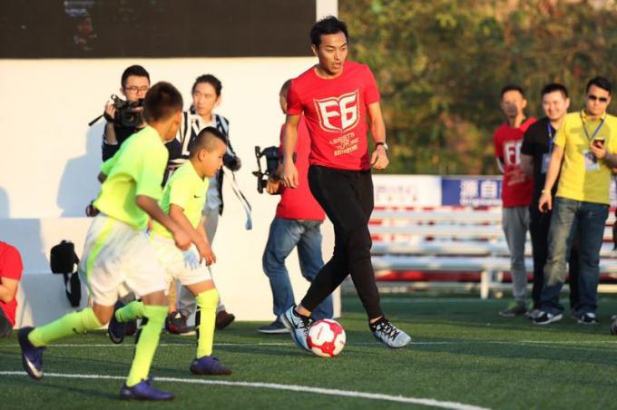 ultime notizie sull'azienda Feng Xiaoting Charity Football Game ha tenuto ieri, dedicando l'amore al futuro di calcio della Cina  1