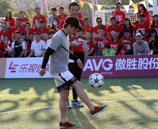 ultime notizie sull'azienda Feng Xiaoting Charity Football Game ha tenuto ieri, dedicando l'amore al futuro di calcio della Cina  2