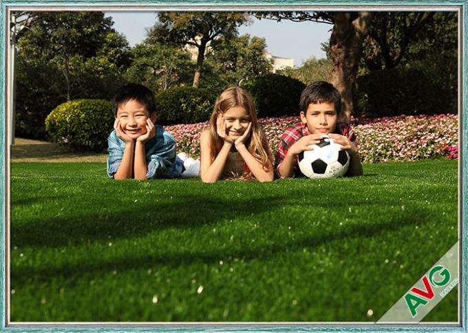 L'erba artificiale d'abbellimento stabilizzata UV per le scuole dei pati dei giardini i campi giochi 0