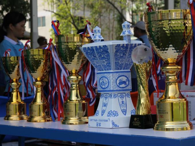 ultime notizie sull'azienda La tazza di campione della città del GDF del garante 2017AVG ha concluso con successo,-- GZ Team Won la tazza dell'eroe di Jia Again blu e bianco  1