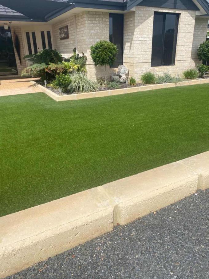 Erba sintetica del tappeto artificiale dell'erba di 50MM per l'erba del paesaggio del giardino 0