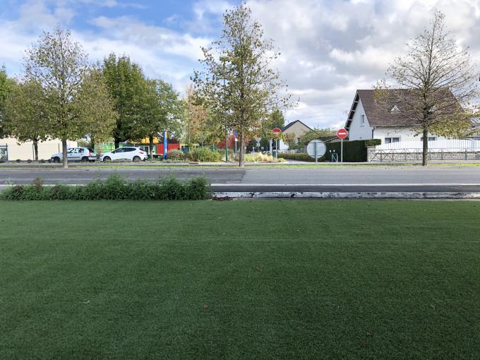 Il giardino che abbellisce l'erba naturale tappezza la buona rigidezza artificiale 0
