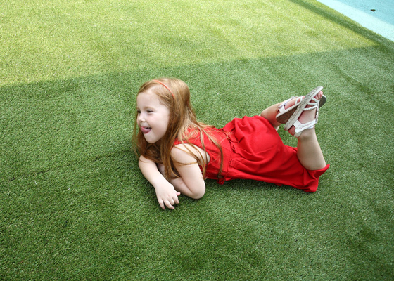 La CINA Erba artificiale per l'abbellimento, tappeto falso verde del campo da giuoco dei bambini dell'erba fornitore
