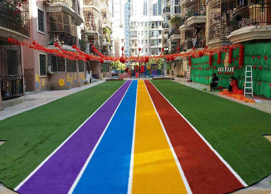 Porcellana Eseguire la pista ha colorato i tappeti artificiali dell'erba per l'abbellimento della decorazione fornitore