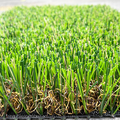 Erba artificiale del giardino della pavimentazione del tappeto dell'erba di 50MM per i risparmi del paesaggio per il giardino fornitore