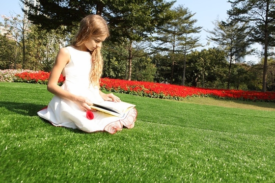 Erba artificiale del giardino della pavimentazione del tappeto dell'erba di 50MM per i risparmi del paesaggio per il giardino fornitore