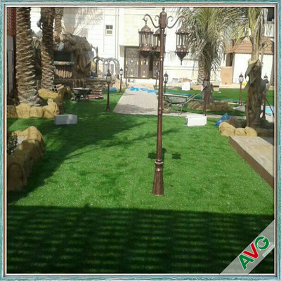 Erba artificiale del tappeto artificiale dell'erba 30mm per l'abbellimento del giardino fornitore