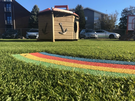 Coperta artificiale del tappeto dell'erba del giardino dell'erba verde per la decorazione fornitore