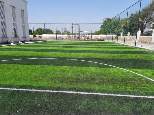 Il tappeto erboso artificiale popolare di calcio dell'erba di calcio tappezza 50mm per Oudoor fornitore