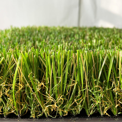 Erba artificiale di falsificazione del tappeto erboso del giardino sintetico dell'erba del paesaggio per il giardino fornitore