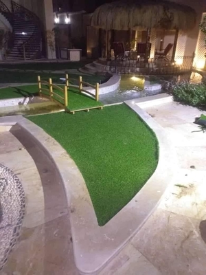 Giardino ad alta densità di qualità superiore che abbellisce la pavimentazione artificiale del tappeto dell'erba del tappeto erboso artificiale fornitore