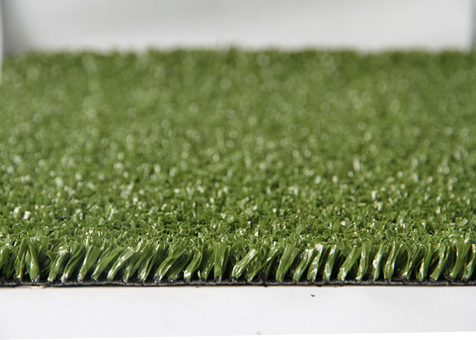 Verde mettente del tappeto erboso dell'erba artificiale falsa del campo da tennis con il pascolo del cuscinetto di scossa 0