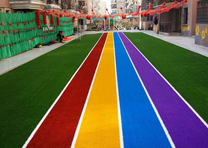 Eseguire la pista ha colorato i tappeti artificiali dell'erba per l'abbellimento della decorazione 0