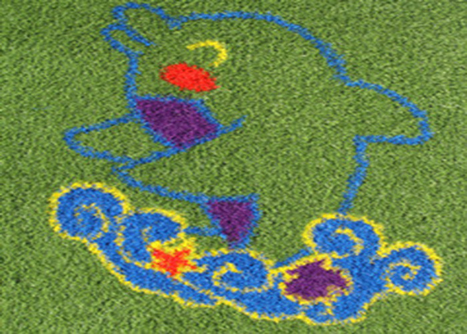 L'erba artificiale ad alta densità fantastica che abbellisce, ha colorato il materiale artificiale del PE del tappeto erboso 0